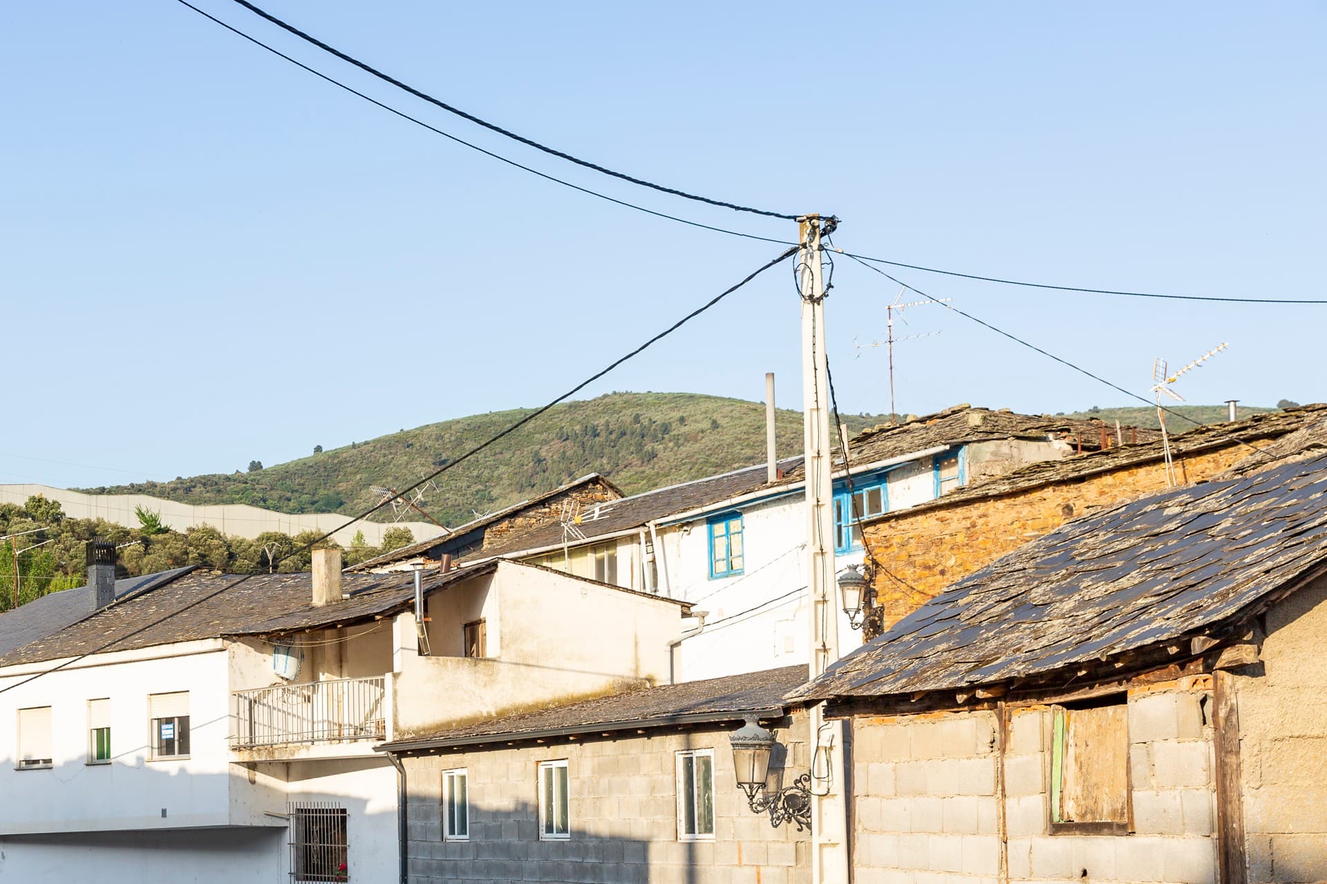 Conectamos su vivienda o local a la red eléctrica